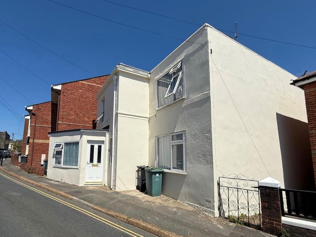 Lot: 7 - FREEHOLD BUILDING ARRANGED AS THREE FLATS - An Alternative Angle Showing the Front Elevation